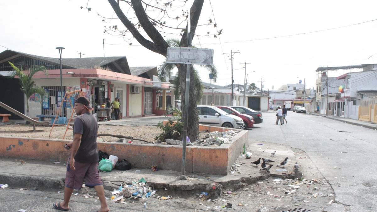 Evidencia. Los vecinos evitan pasar cerca de la esquina afectada.