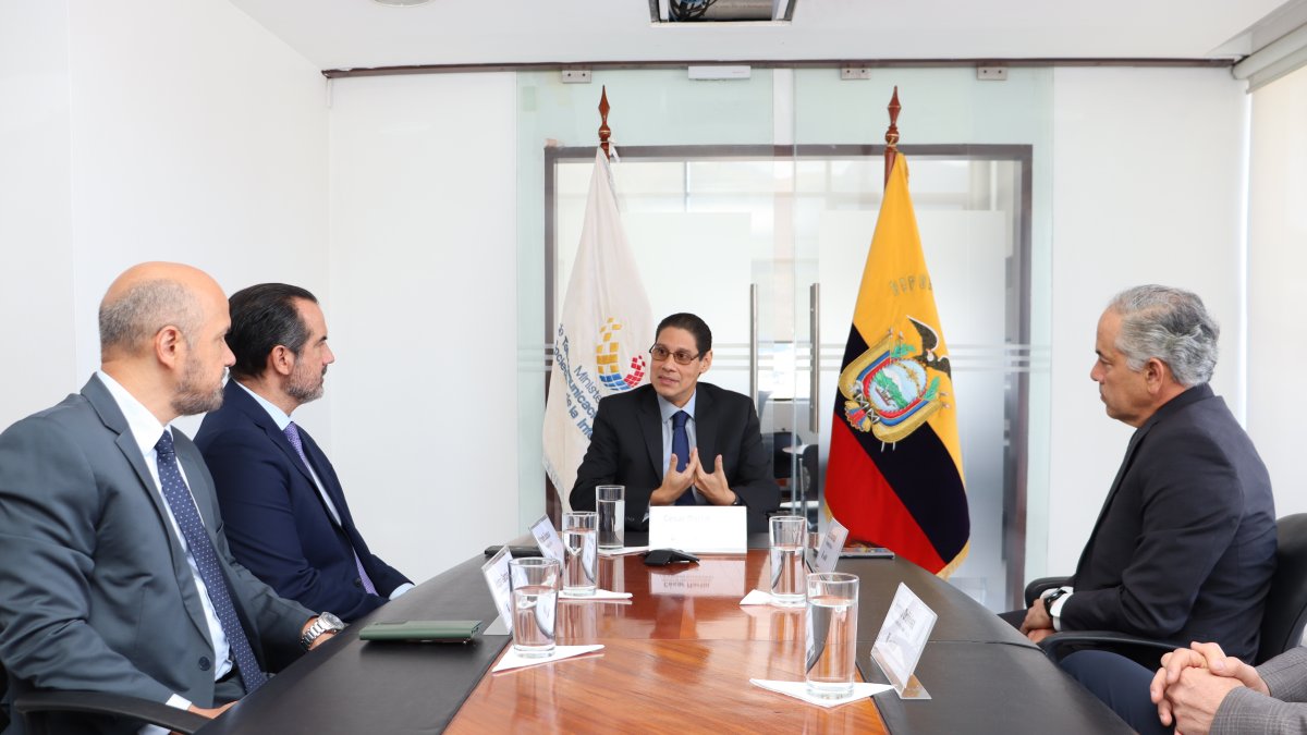 Reunión.- 
El ministro de Telecomunicaciones y de la Sociedad de la Información, César Martín, dialoga con representantes de Claro y Movistar