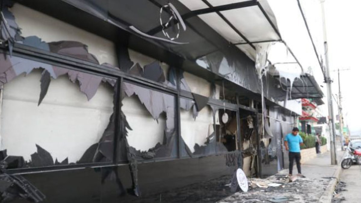 Atentado. El centro nocturno quedó en mal estado tras la explosión.