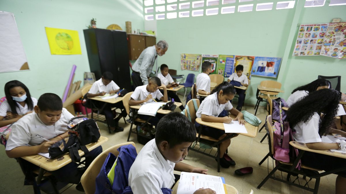 Estudiantes asisten a clase este lunes 4 de diciembre de 2023 en la escuela bilingüe Severino hernandez, en Ciudad de Panamá (Panamá).