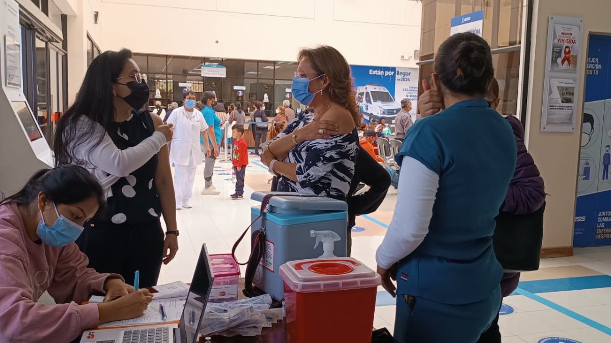 Las autoridades locales de Salud han instalado brigadas de vacunación contra la COVID-19 y la influenza, ante el incremento de casos.