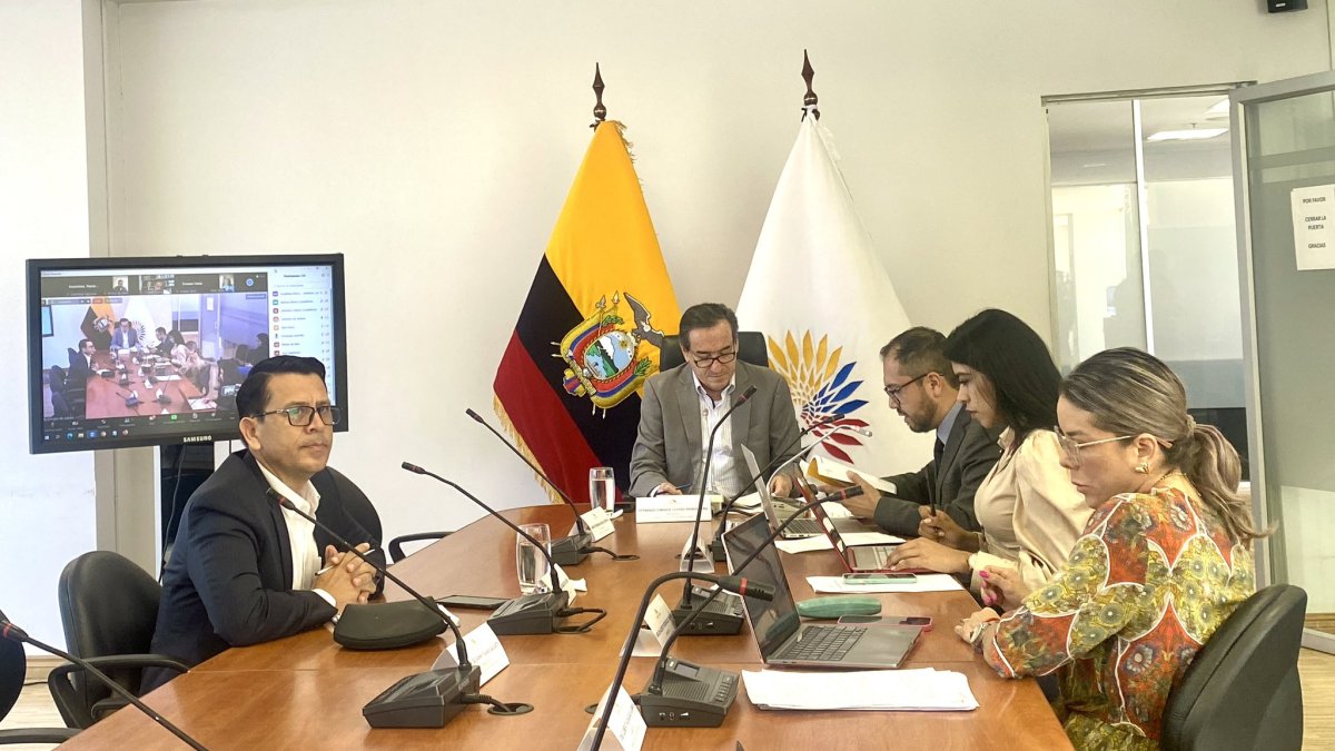 Sesión. Varios de los integrantes de la Comisión de Justicia.