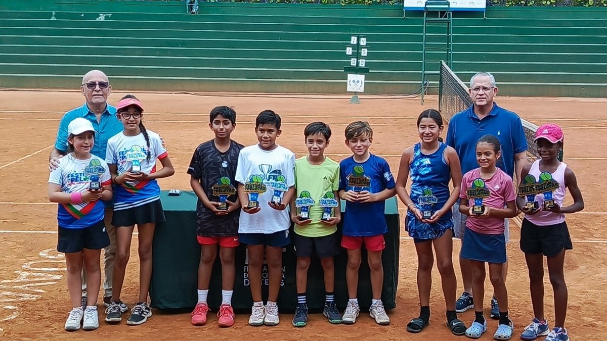 Participantes y finalistas del Festival de Pelotas Verdes (10 años) en Guayaquil.