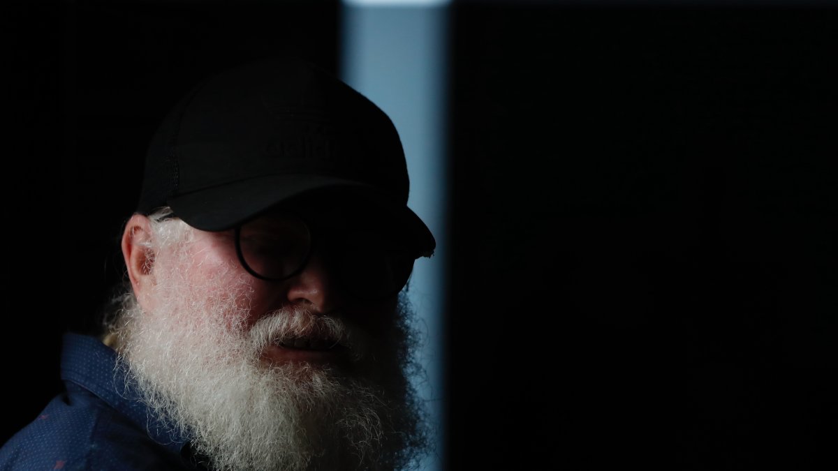 Suárez (Colombia). Leopoldo Durán, nuevo jefe negociador de la disidencia de las FARC, posa para una fotografía durante una rueda de prensa, hoy en Suárez (Colombia).