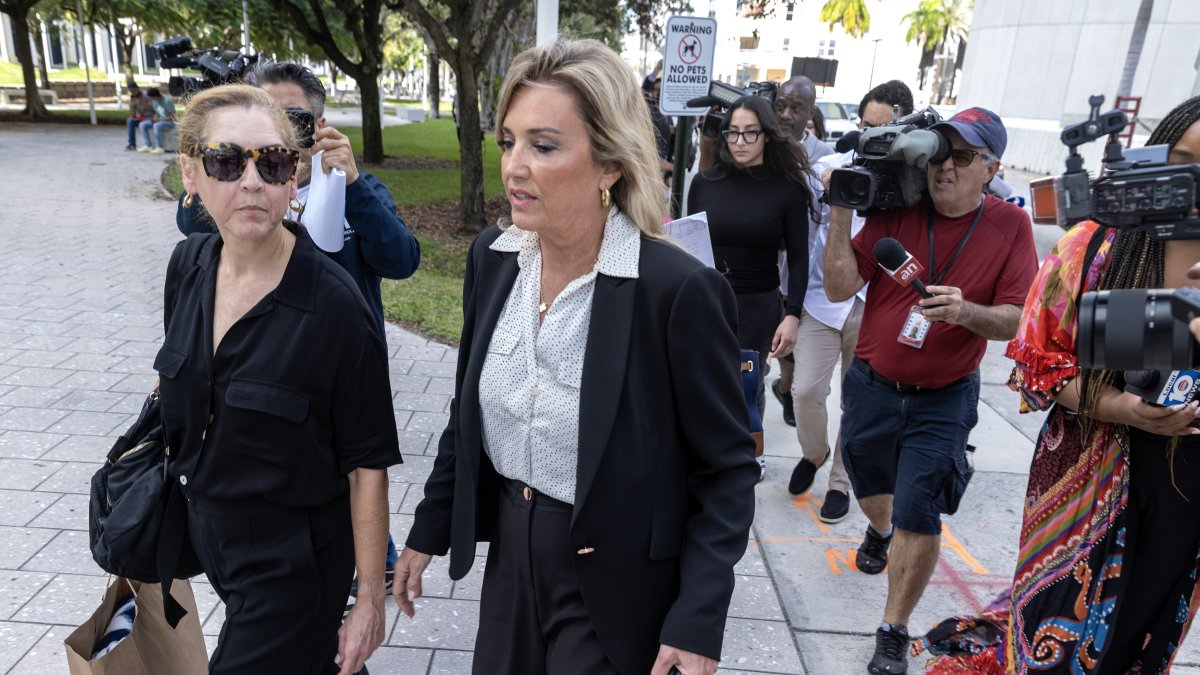 Karla Wittkop Rocha (i), esposa del exdiplomático que sirvió como embajador de EE. UU. en Bolivia, y Jacqueline Arango (d), abogada, salen del edificio de Justicia Federal James Lawrence King.