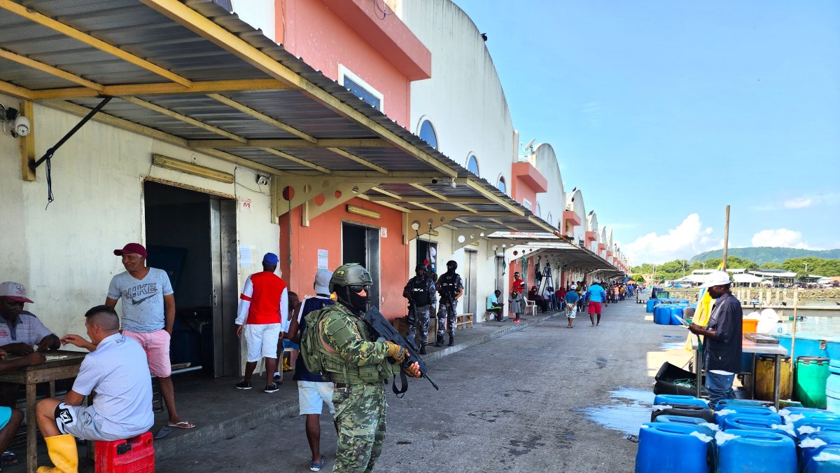 Operativo. La presencia militar se dio para acompañar a los agentes que hicieron el levantamiento del cadáver.