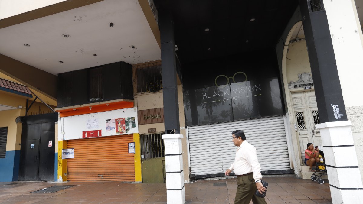 Riesgo. En la 9 de Octubre y Esmeraldas una estructura se ha hundido y genera peligro a la comunidad.