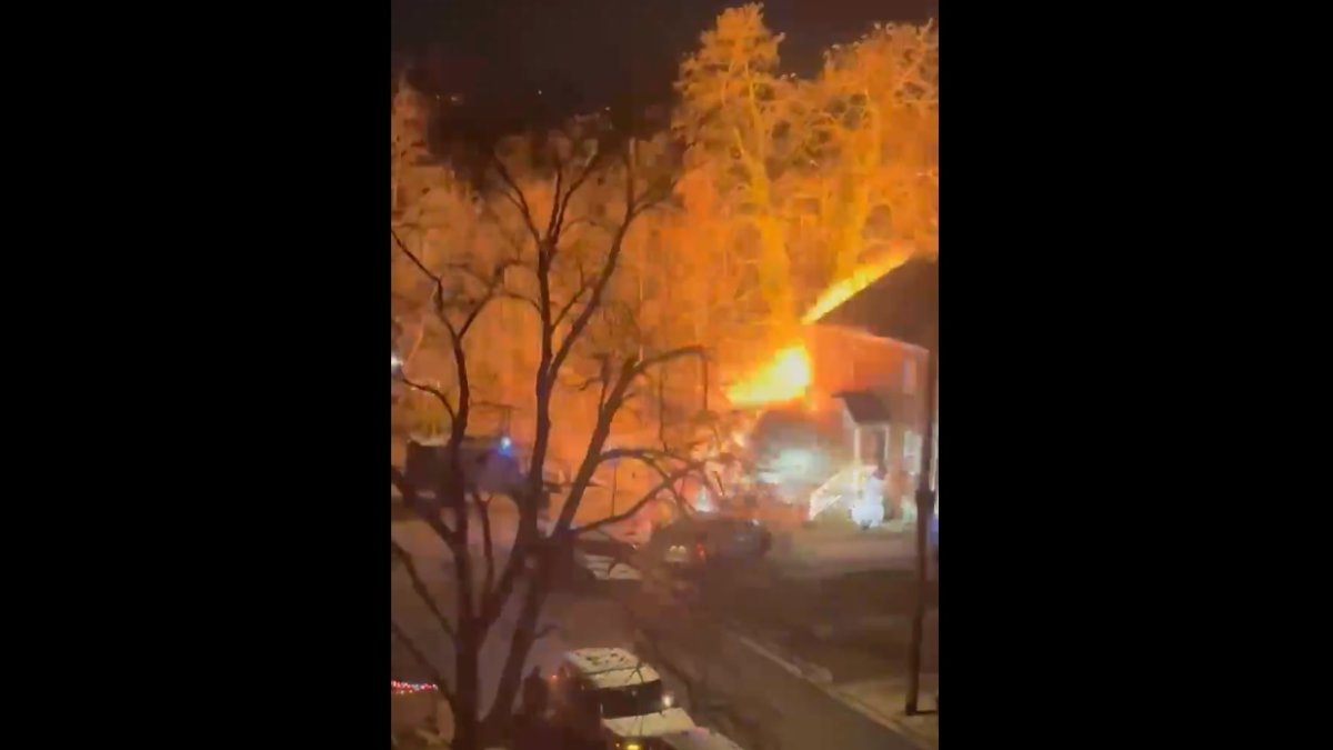 Esta imagen es capturada de un un video que circula en redes sociales se puede escuchar y ver el fuerte estallido y cómo la casa queda en llamas tras la explosión.