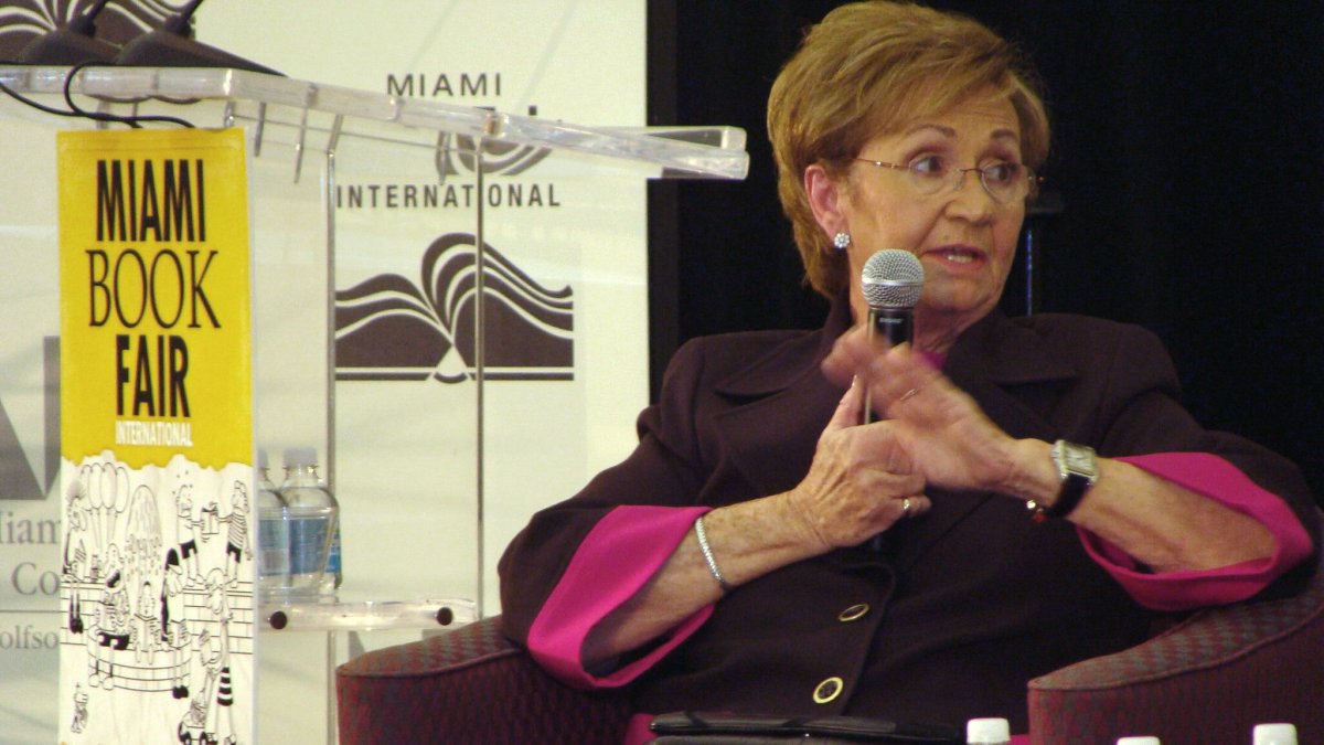 Foto de noviembre de 2009. Juanita Castro, hermana del expresidente de Cuba, Raúl Castro, y del líder histórico Fidel Castro, al presentar su libro 'Fidel y Raúl, mis hermanos: la historia secreta'.