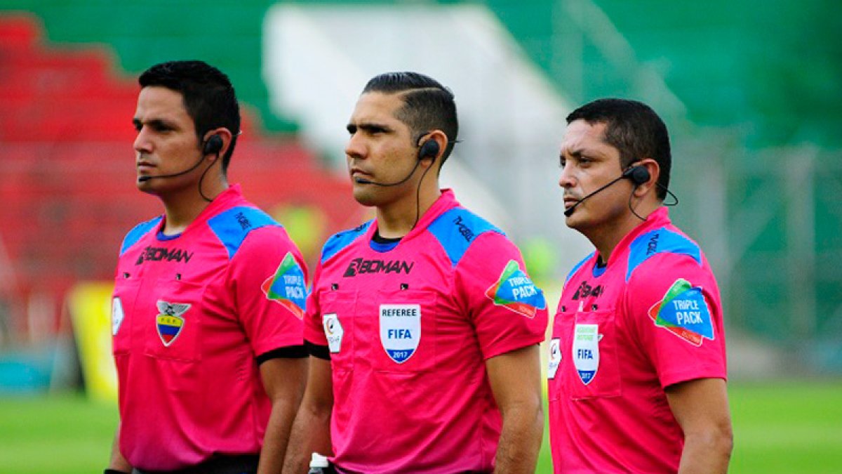 Guillermo Guerrero (c) es el árbitro central que más partidos dirigió en LigaPro 2023