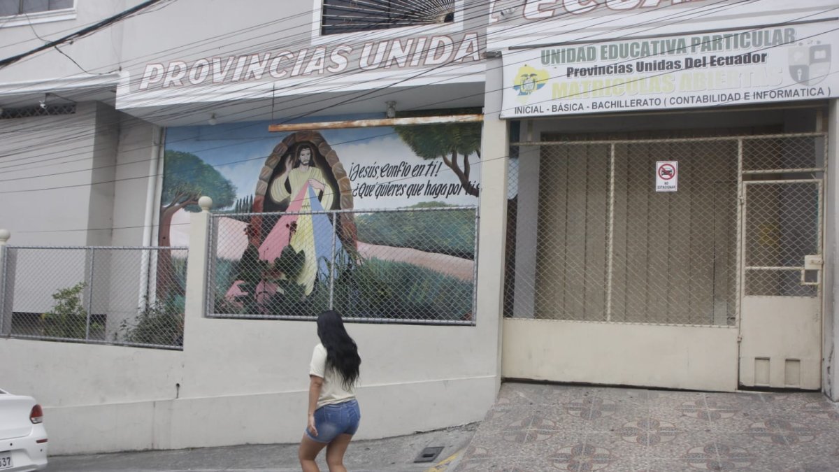 La unidad educativa está ubicada en la ciudadela Pájaro Azul, en el noroeste de Guayaquil.