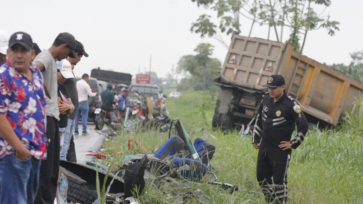 En la vía quedaron esparcidas piezas de los vehículos pesados.