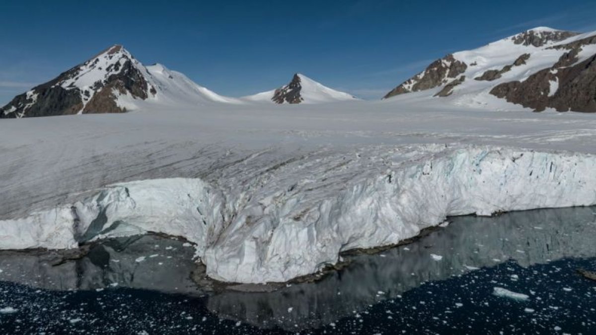 Según los científicos, cada año la Antártica está experimentando una disminución récord en su tamaño.