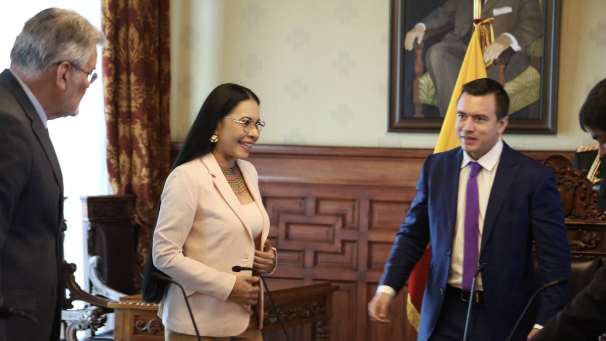 La presidenta del CNE, Diana Atamaint, y el presidente Daniel Noboa durante la reunión.