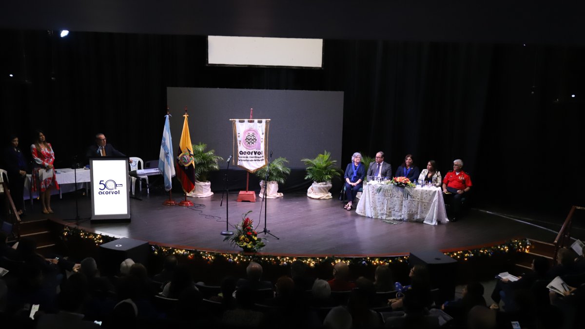 Acto. En una sala se realizó la sesión solemne por los 50 años de fundación.
