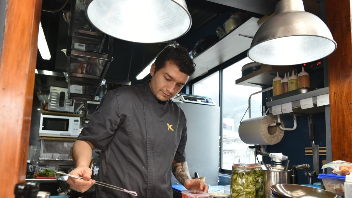 Andrés Morales, de X lo Alto, evita intermediarios para adquirir sus insumos de productores locales.