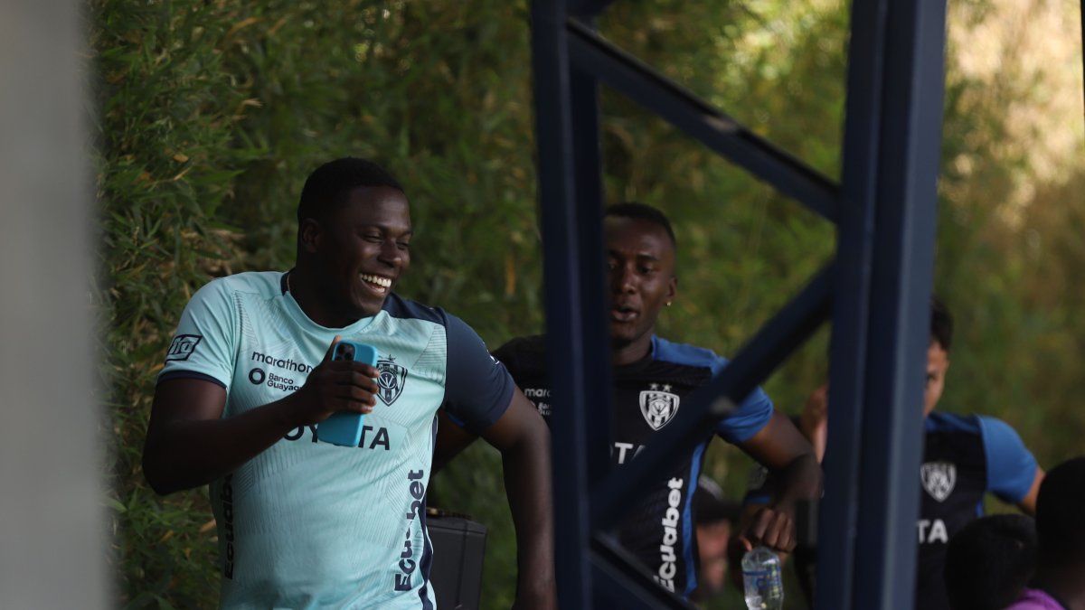 El arquero Moisés Ramírez llegó con una gran sonrisa y bailando al entrenamiento.