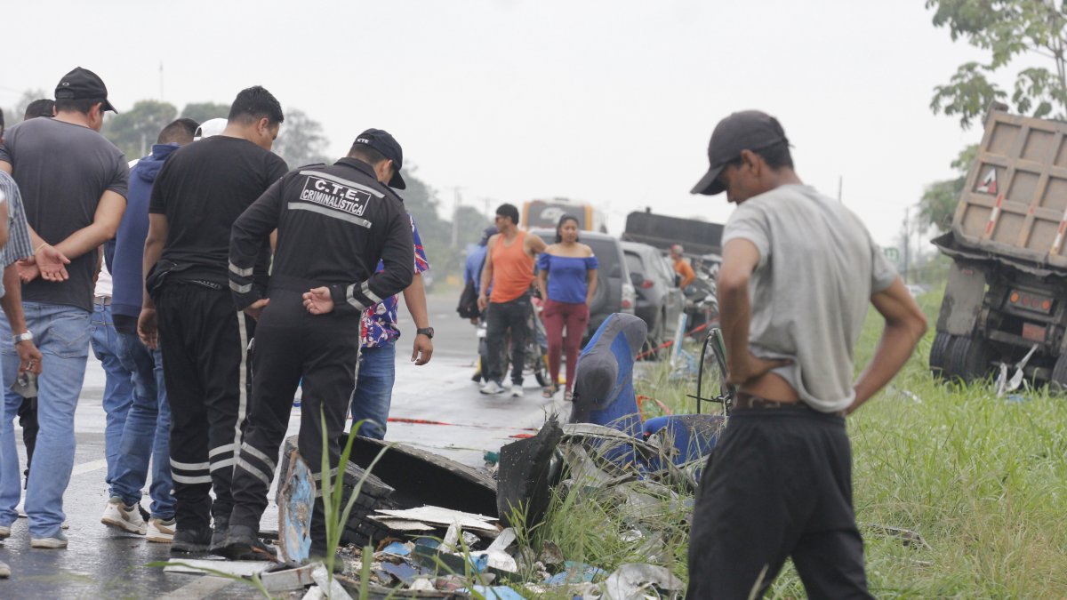 Actos. La limpieza del lugar demoró varias horas después del siniestro, familiares de víctimas fueron al sitio.