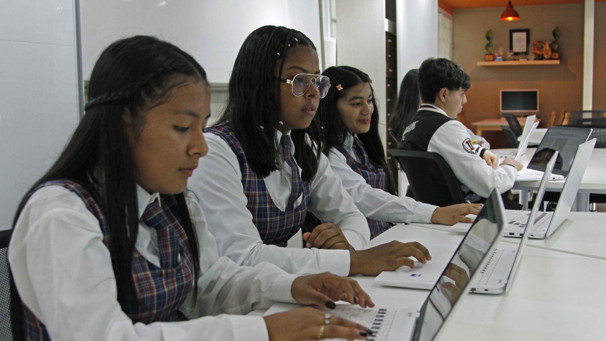 Un grupo de alumnas asisten a una de las jornadas de rutina de clases en algún país de Latinoamérica.