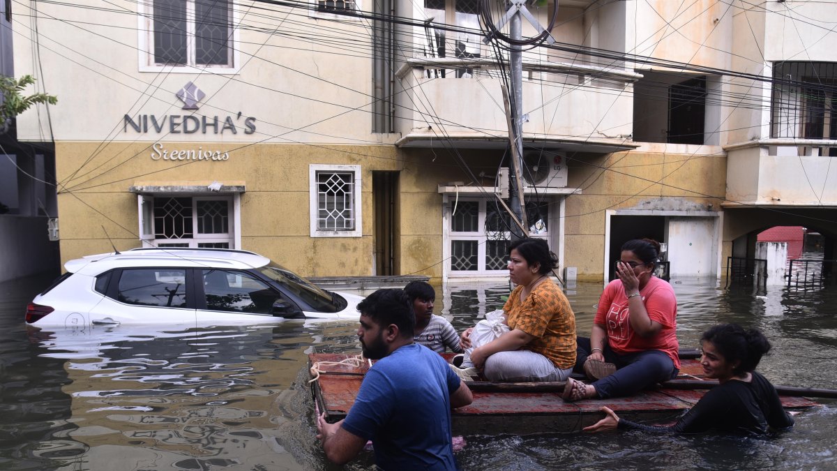Chennai (India).-Residente de esta ciudad son rescatados para ser reubicados luego de las subidas de las aguas por el fuerte temporal.