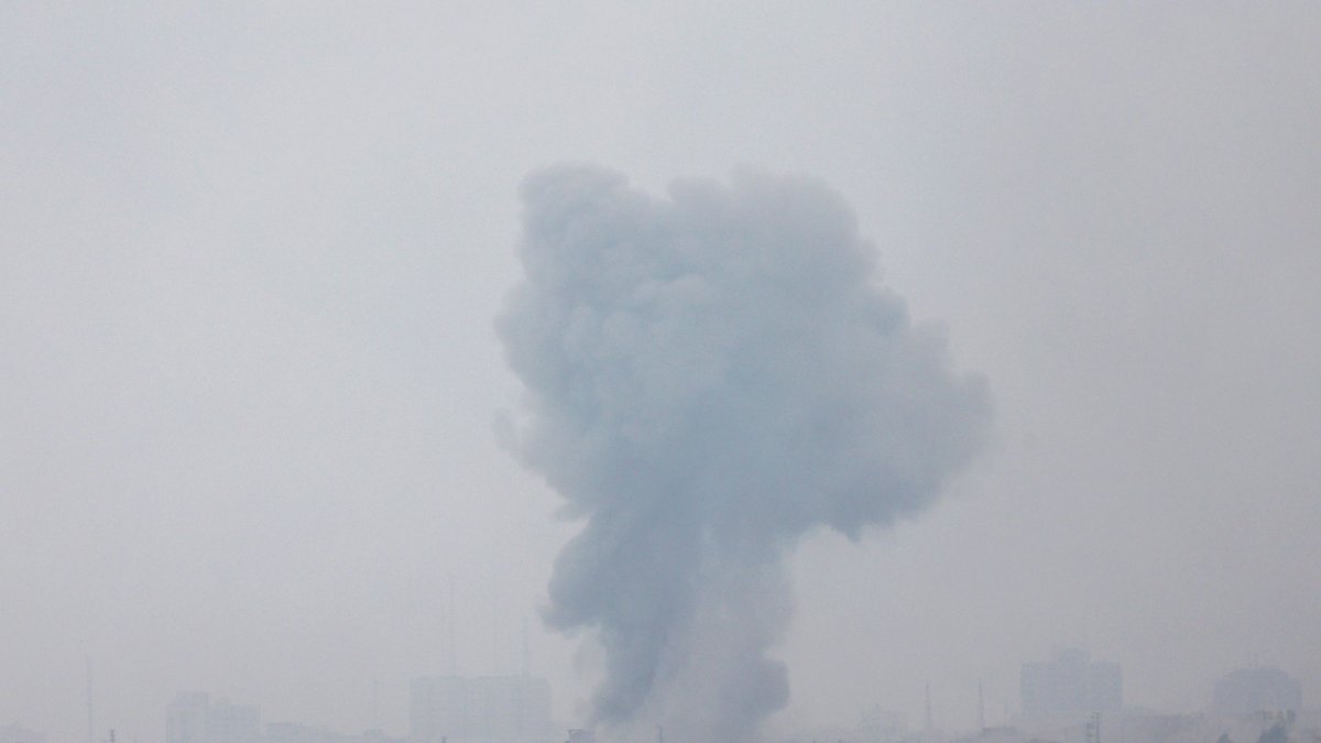 Una nube de humo se levanta de un lugar indeterminado del centro de la Franja de Gaza, acosada por incesantes ataques israelíes.