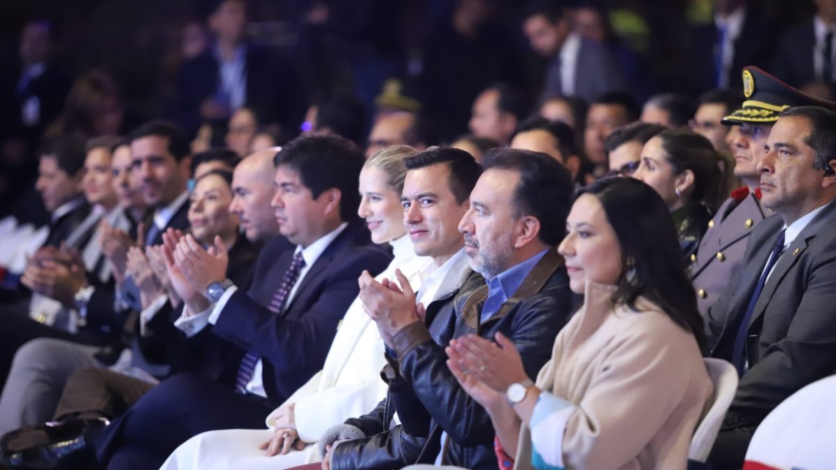El presidente de la República, Daniel Noboa; junto a su esposa (Lavinia Valbonesi), y el alcalde de Quito (Pabel Muñoz).