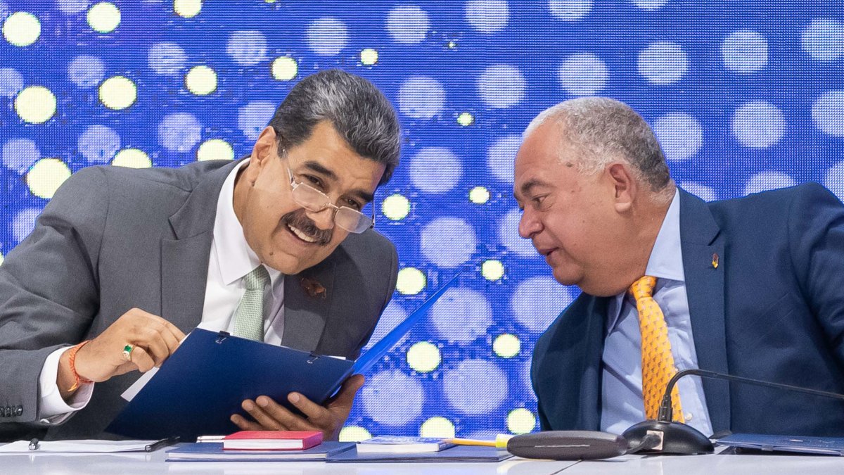 El presidente Nicolás Maduro habla con el presidente del Consejo Nacional Electoral (CNE), Elvis Amoroso, tras recibir cifras de la consulta.