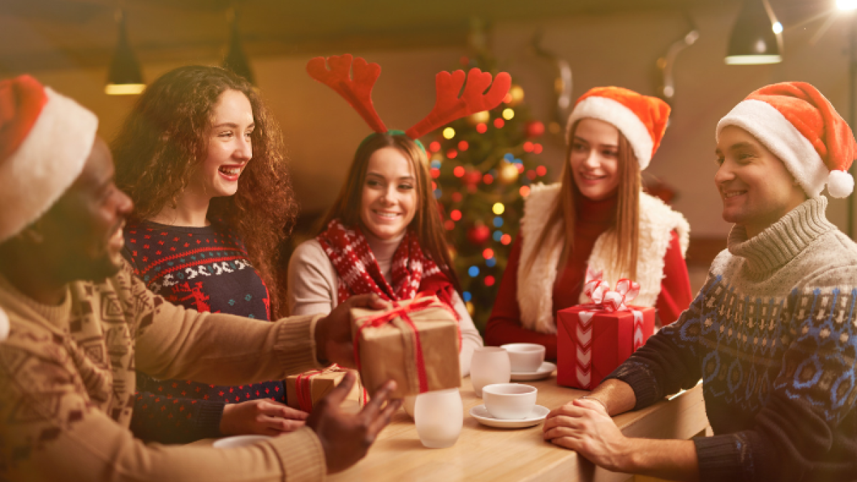 El amigo secreto es un juego tradicional durante las fiestas navideñas.