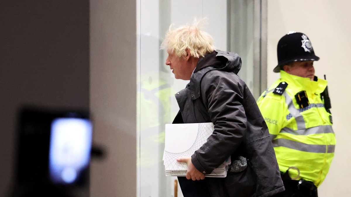 El ex primer ministro británico Boris Johnson llega al edificio donde se lleva a cabo la investigación sobre su gestión de la pandemia, el 6 de diciembre de 2023.