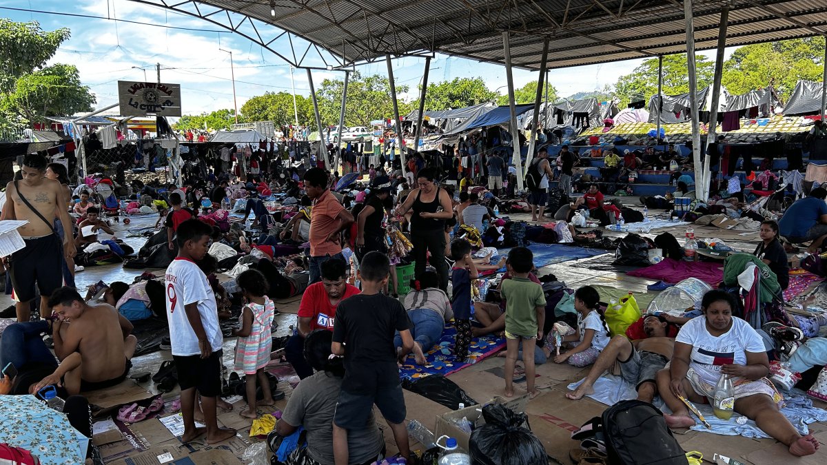 Migrantes en caravana descansan, en un módulo deportivo del municipio de Huixtla en el estado de Chiapas (México).