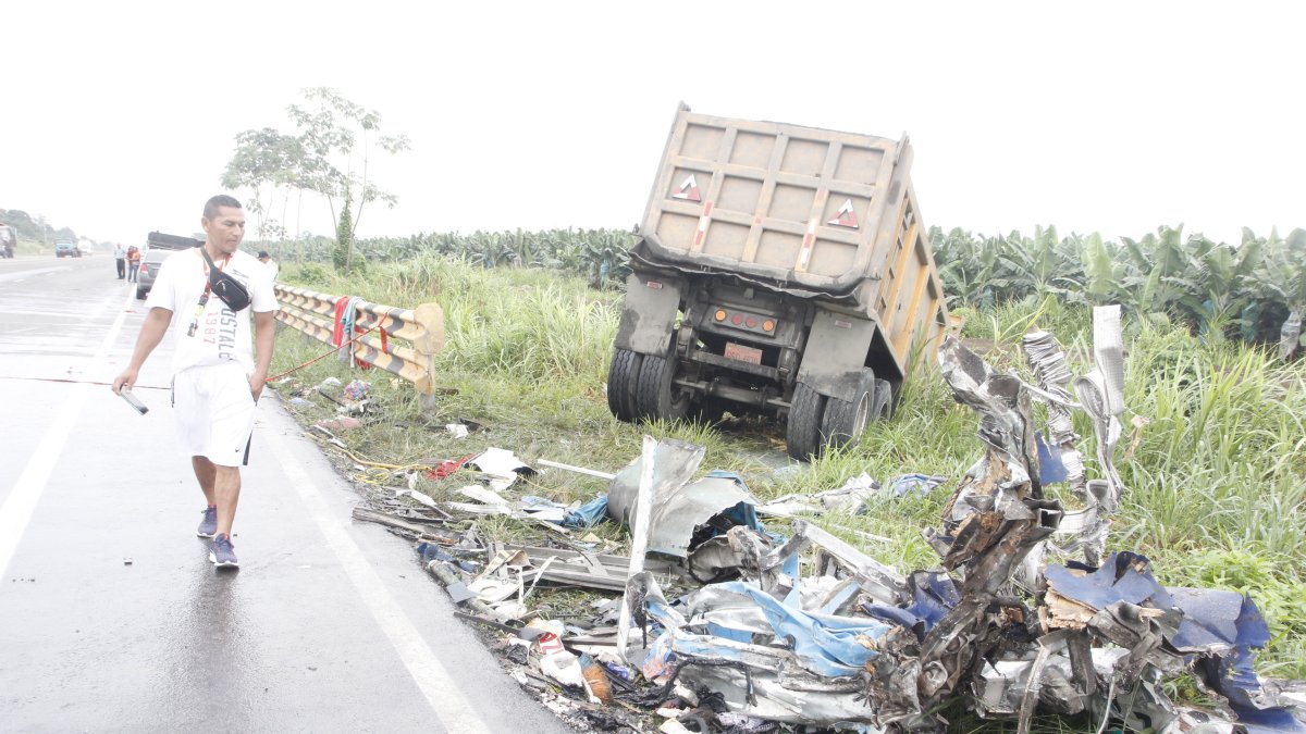 Producto del choque entre un bus interprovincial, una volqueta y un tráiler murieron siete personas, otras once están heridas.