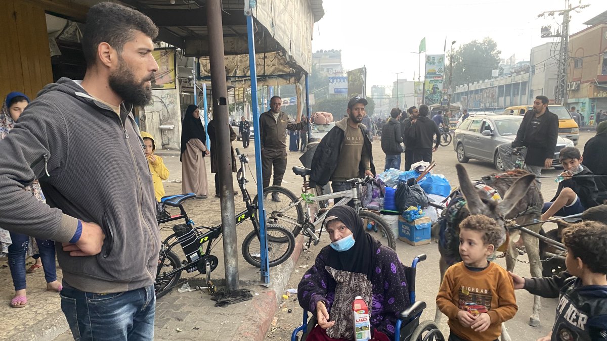 “No sé a dónde puedo irme”, lamenta Ayad (i), un padre gazatí que lleva 20 días huyendo con su familia, primero desde la ciudad de Gaza a Jan Yunis y ahora a Rafah, en la frontera con Egipto.