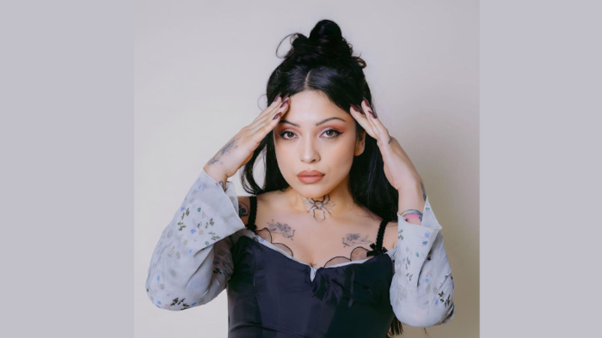 La versatilidad de Mon Laferte le permite abordar con su música lo personal y lo político, arrullar con una balada romántica o encabezar un ataque de rock duro.