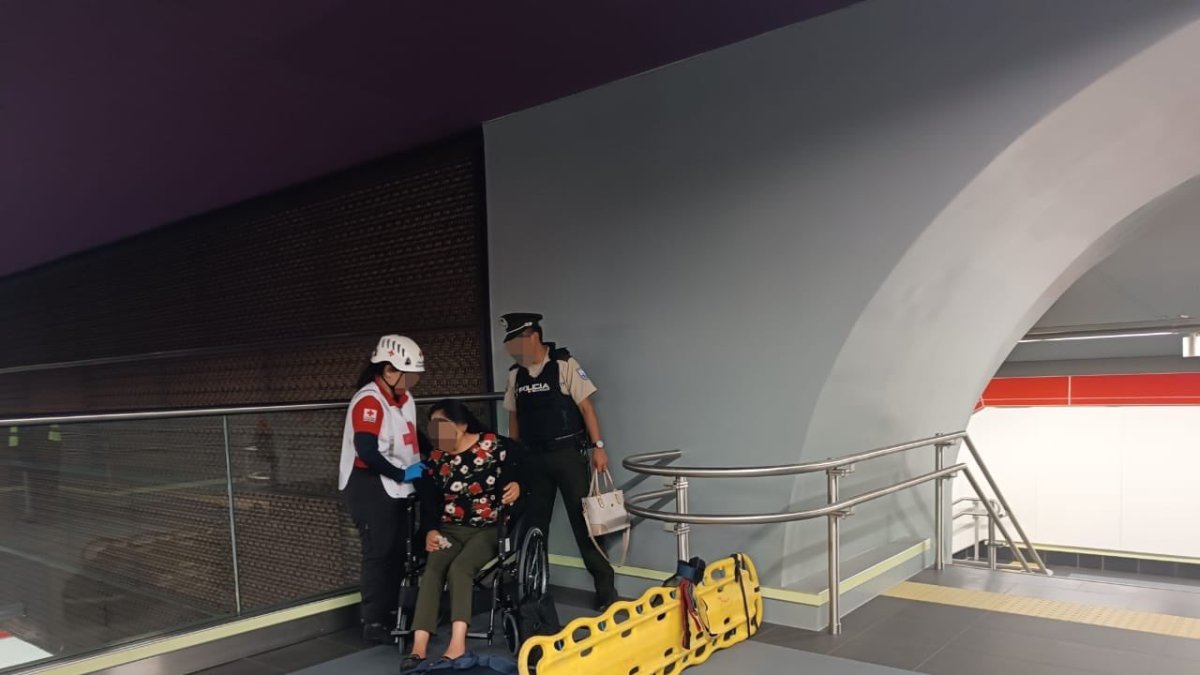 La mujer de 47 años recibió asistencia médica.