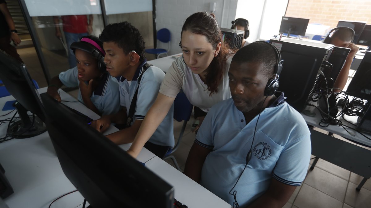 Clases. Estudiantes reciben una clase de diseño, en la Fundación Universitaria Jeison Aristizabal de Cali.