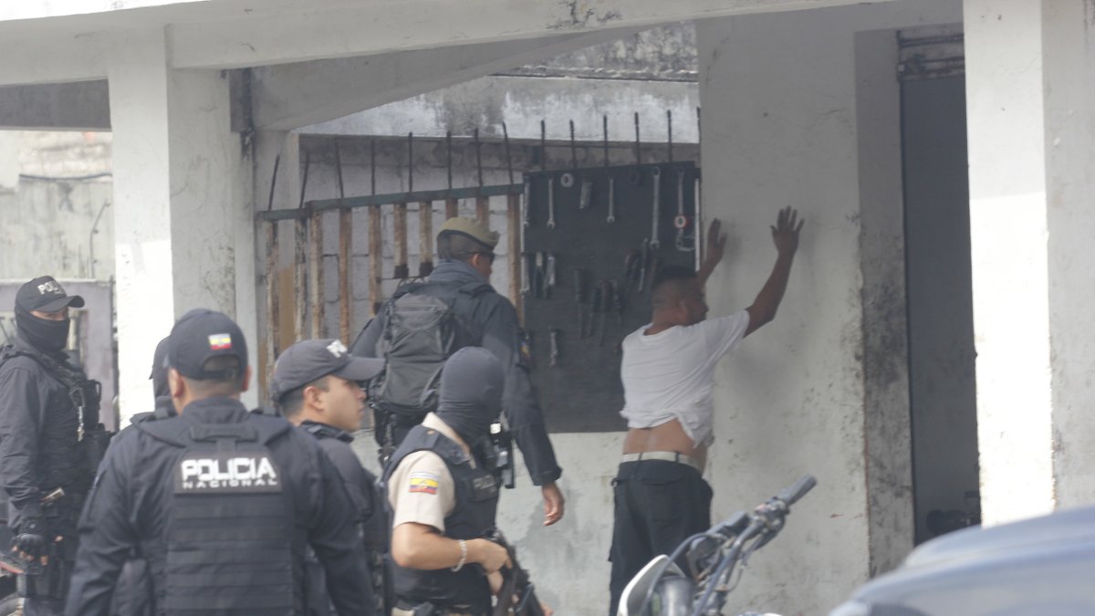 Operativos. Grupos especiales de la Policía y de las Fuerzas Armadas realizaron registros en diferentes zonas de Durán.