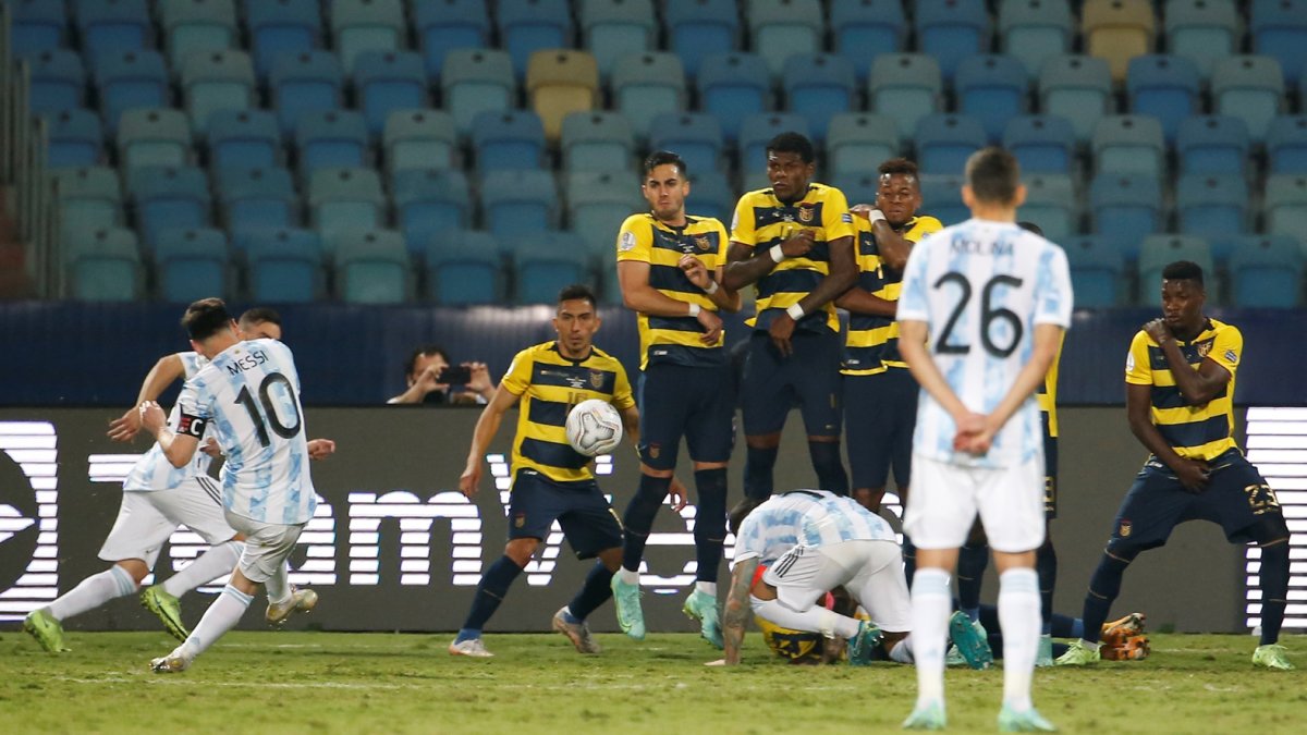 Lionel Messi de Argentina patea el tiro libre para anotar contra Ecuador, durante un partido por los cuartos de final de la Copa América de Brasil 2021.