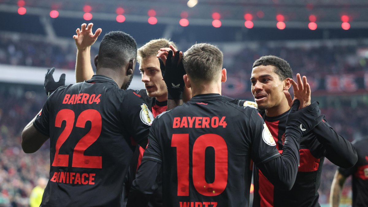 Victor Boniface (d) de Leverkusen celebra con sus compañeros después de marcar el 1-0.