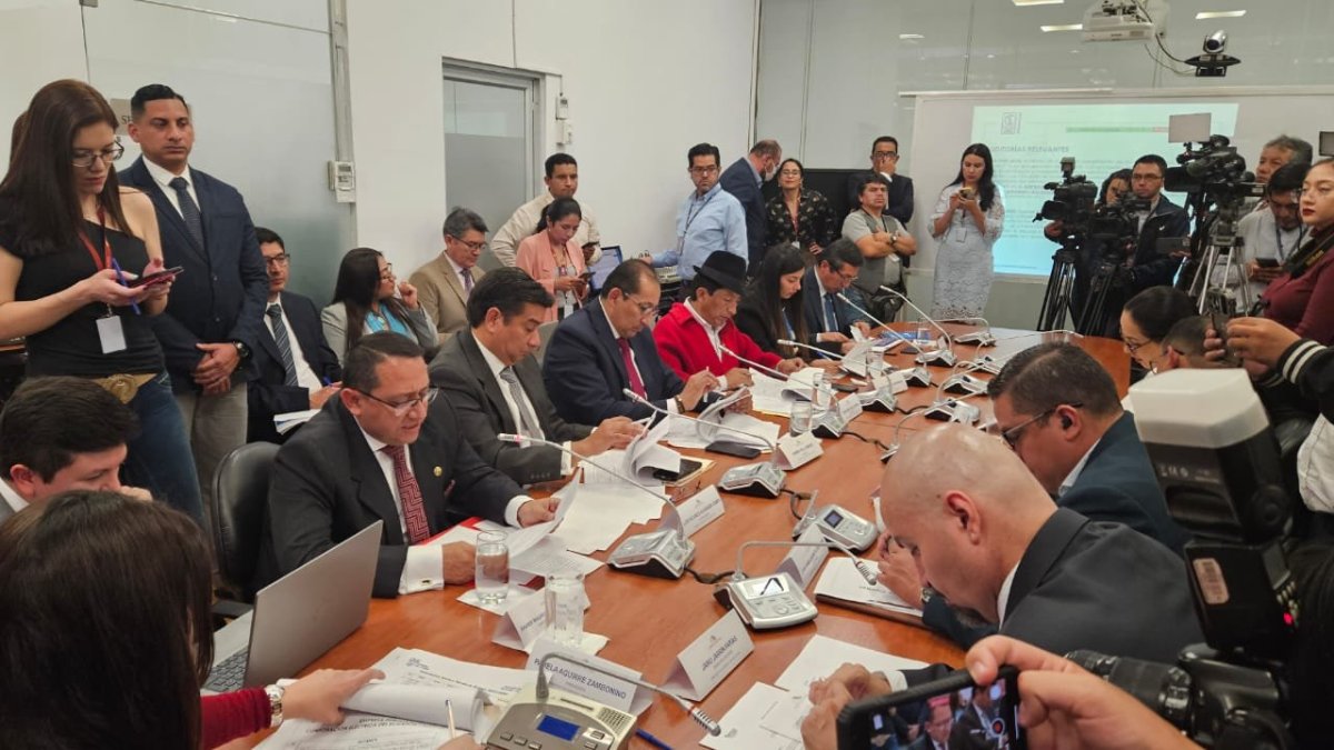 El contralor Mauricio Torres (i) compareció a la mesa de Fiscalización.