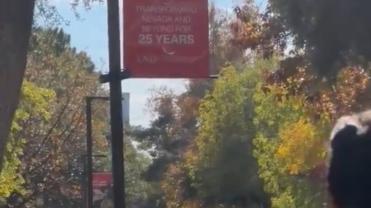 En la imagen se observa la incursión policial al complejo universitario en la ciudad de Las Vegas (EE. UU.).