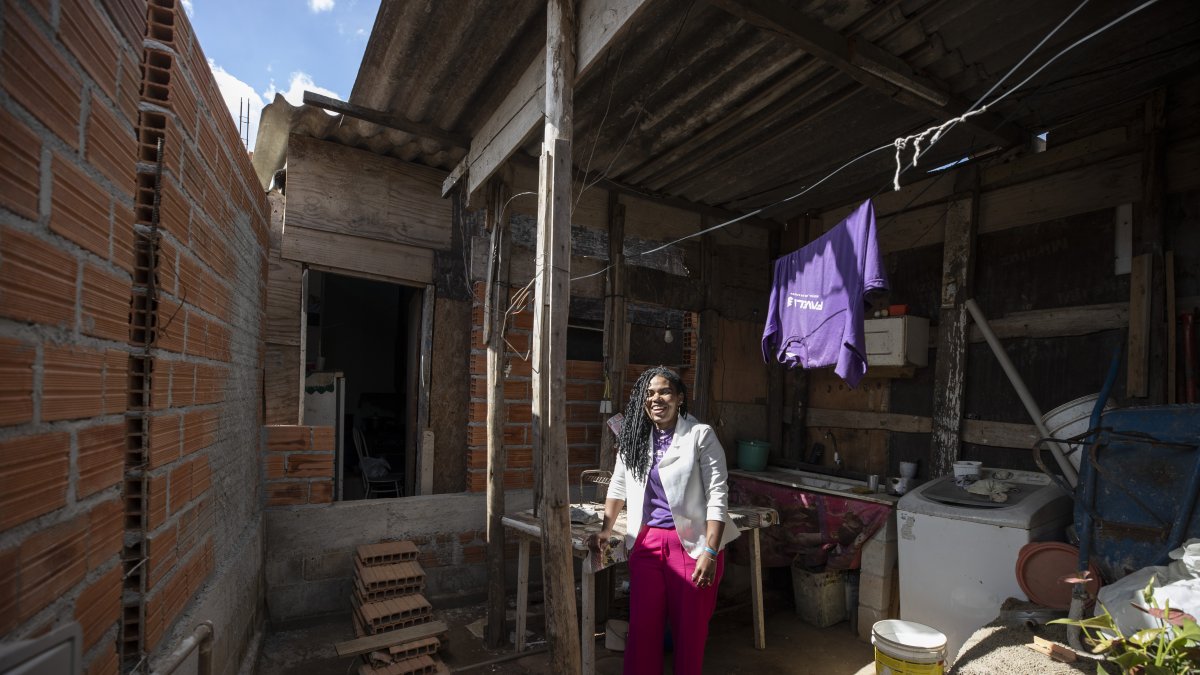 Una mujer en la Favela de los Sueños en Sao Paulo (Brasil).