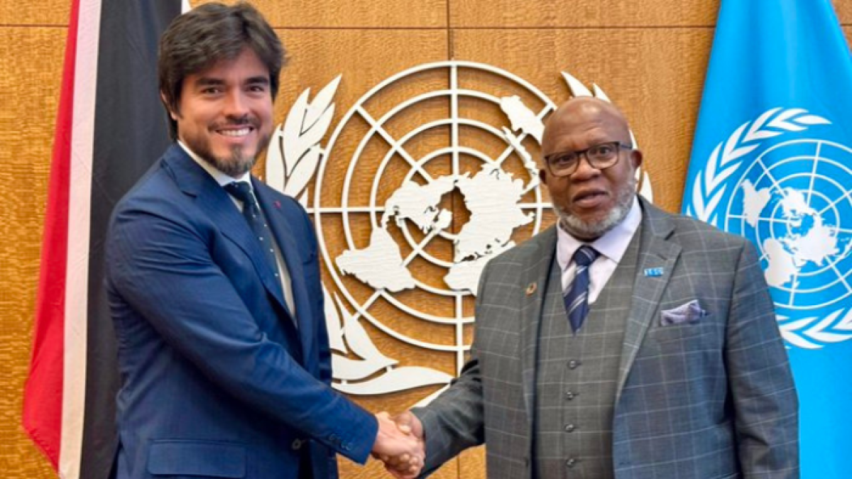 El embajador de Ecuador ante la ONU, José de la Gasca; y el presidente de la 78° Sesión de la Asamblea General de la ONU, Dennis Francis