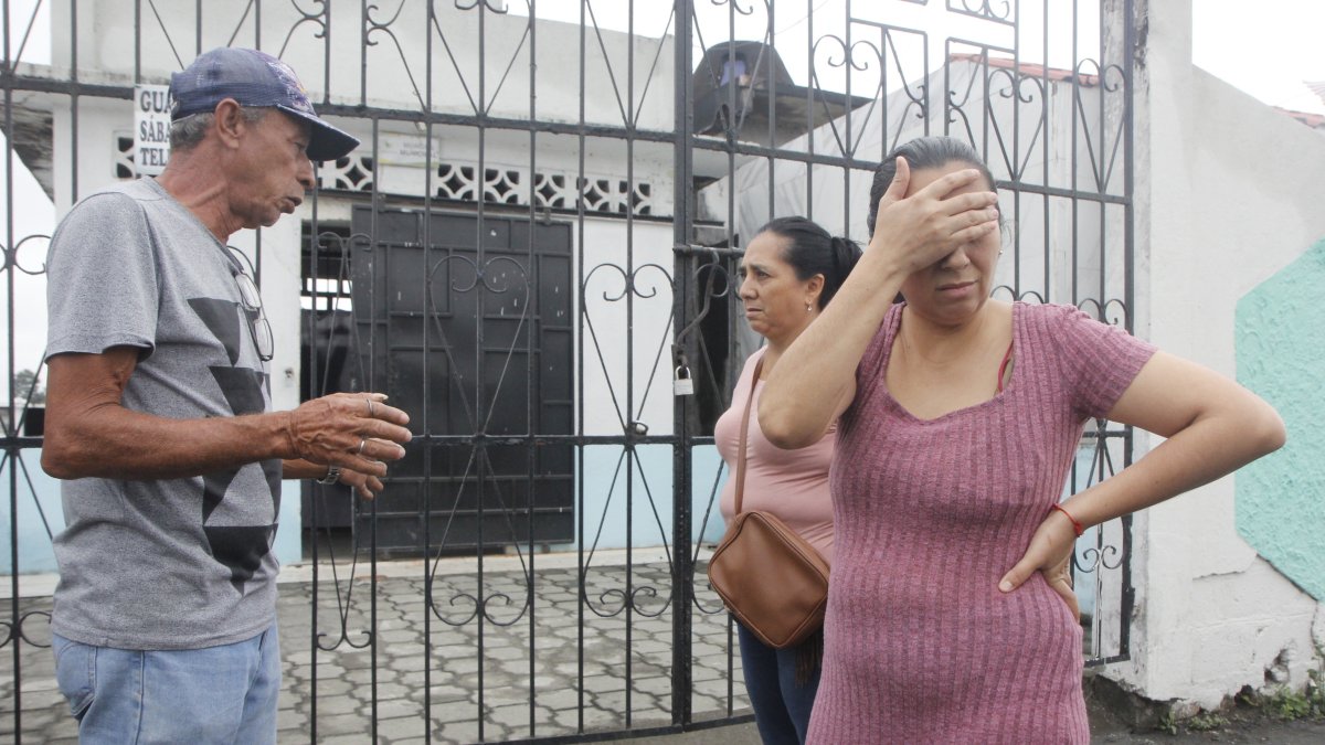 Papeleo. Los familiares de los fallecidos acudieron a la morgue del cantón para tratar de obtener los cuerpos.