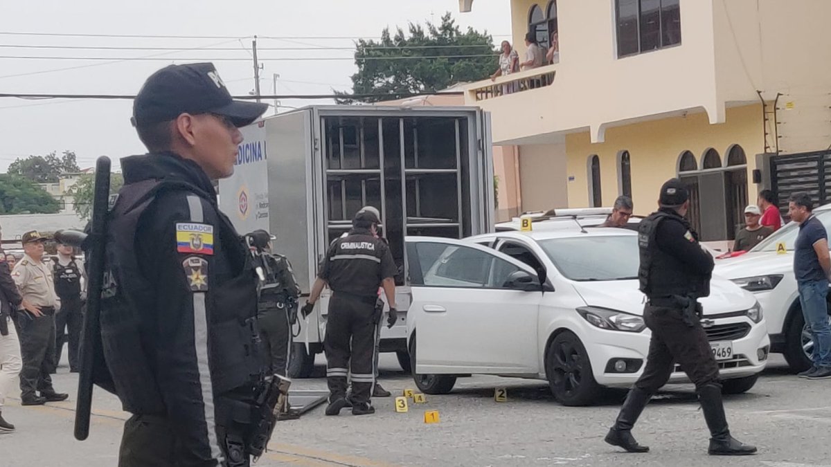 La Policía llegó al sitio del triple crimen.