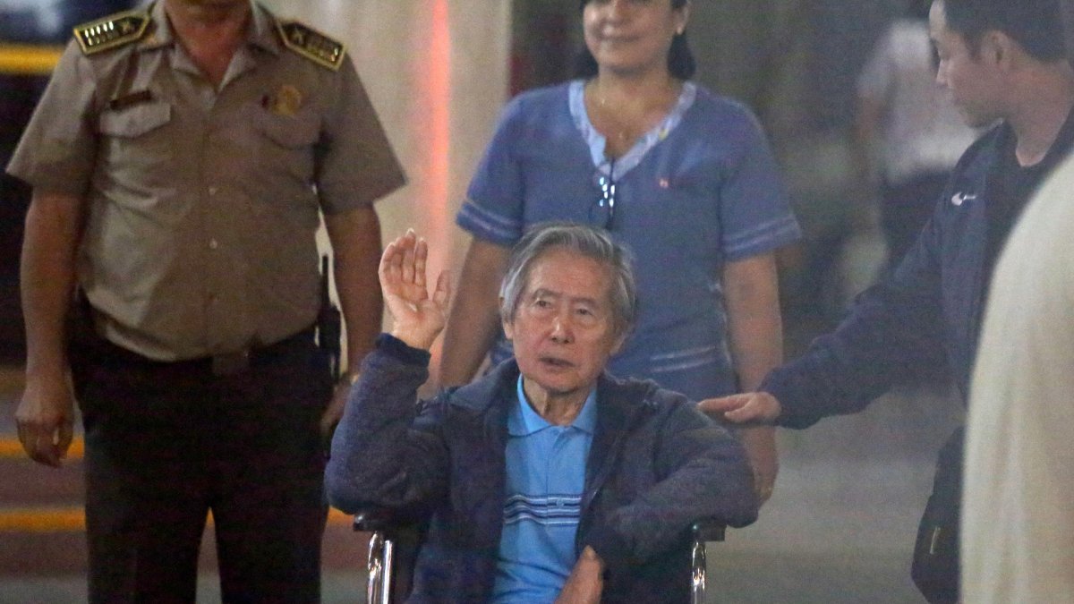 Fotografía de archivo que muestra al expresidente peruano Alberto Fujimori (c).