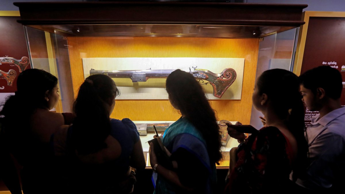 Un grupo de personas observa una de las piezas que han sido recuperadas y expuestas en un museo.