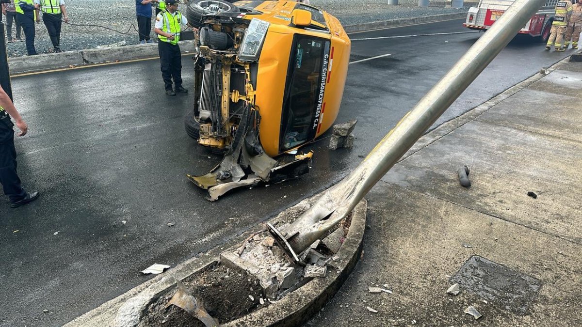 El vehículo se volcó en el ingreso al puente que conecta Samborondón con Guayaquil.