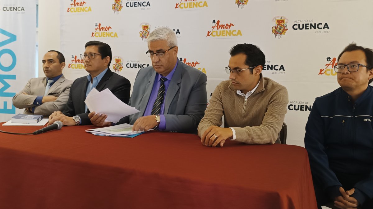 Darío Ordóñez, gerente de la EMOV EP, mostró documentos con el detalle de los mensajes que la ciudadanía recibía para apelar las supuestas Infracciones registradas por los radares.