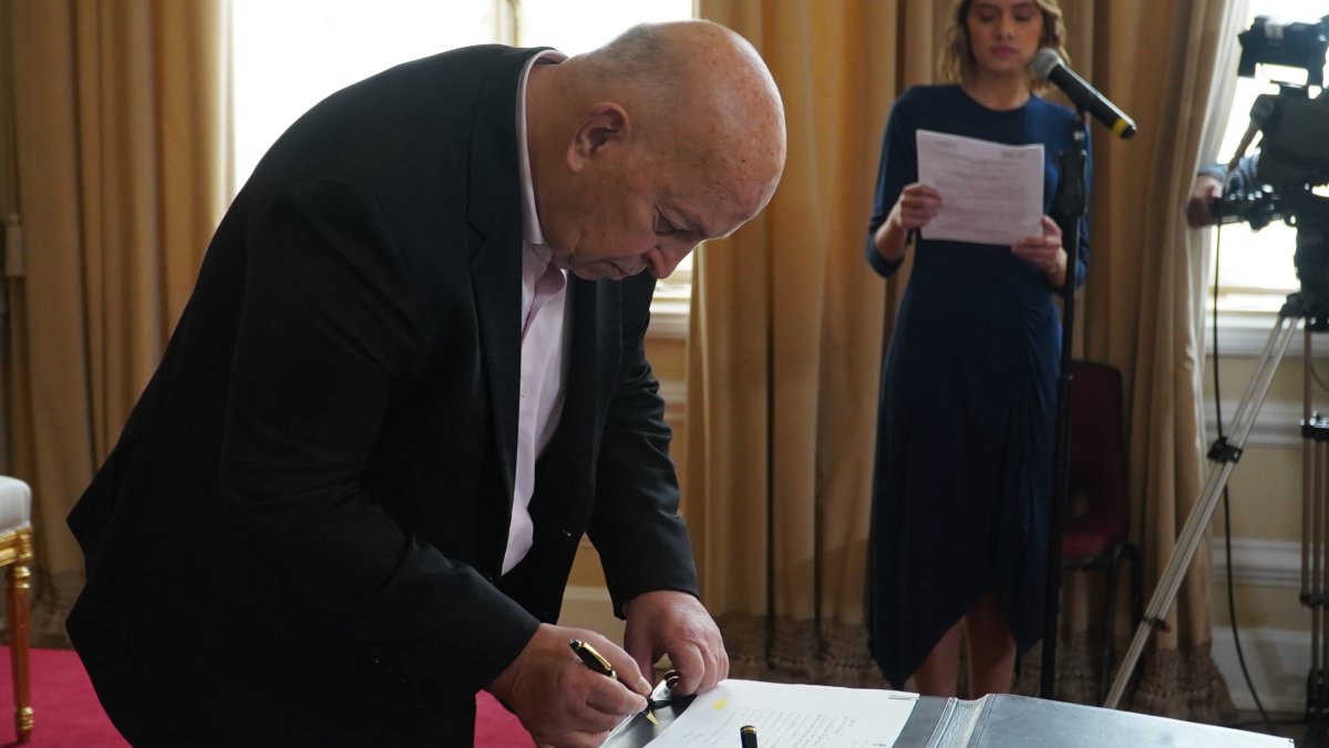 El Alto Comisionado para la Paz que muestra a su nuevo titular, Otty Patiño, mientras posa tras asumir en Bogotá (Colombia).