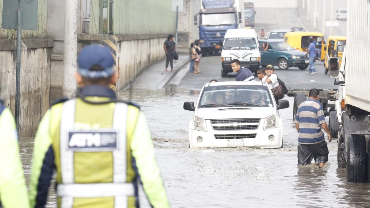 El escenario de los carros atrapados en el agua volvió a Guayaquil.